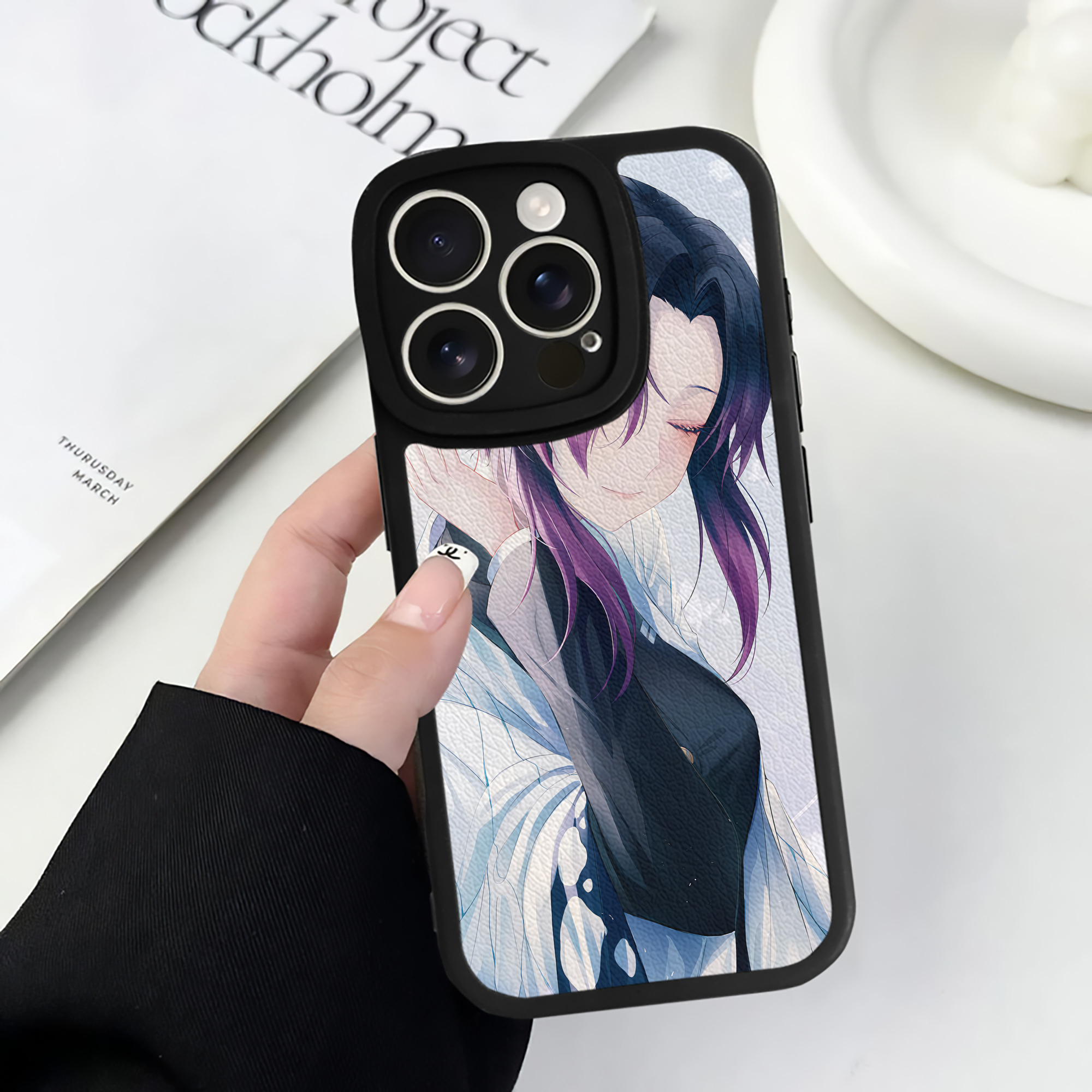 （画像用） 鬼滅の刃（きめつのやいば）蟲柱-胡蝶 しのぶ／こちょう しのぶ Kochou Shinobu 【iPhone 16シリーズ対応】シリコンスマホケース（レザー調） 材質：シリコン